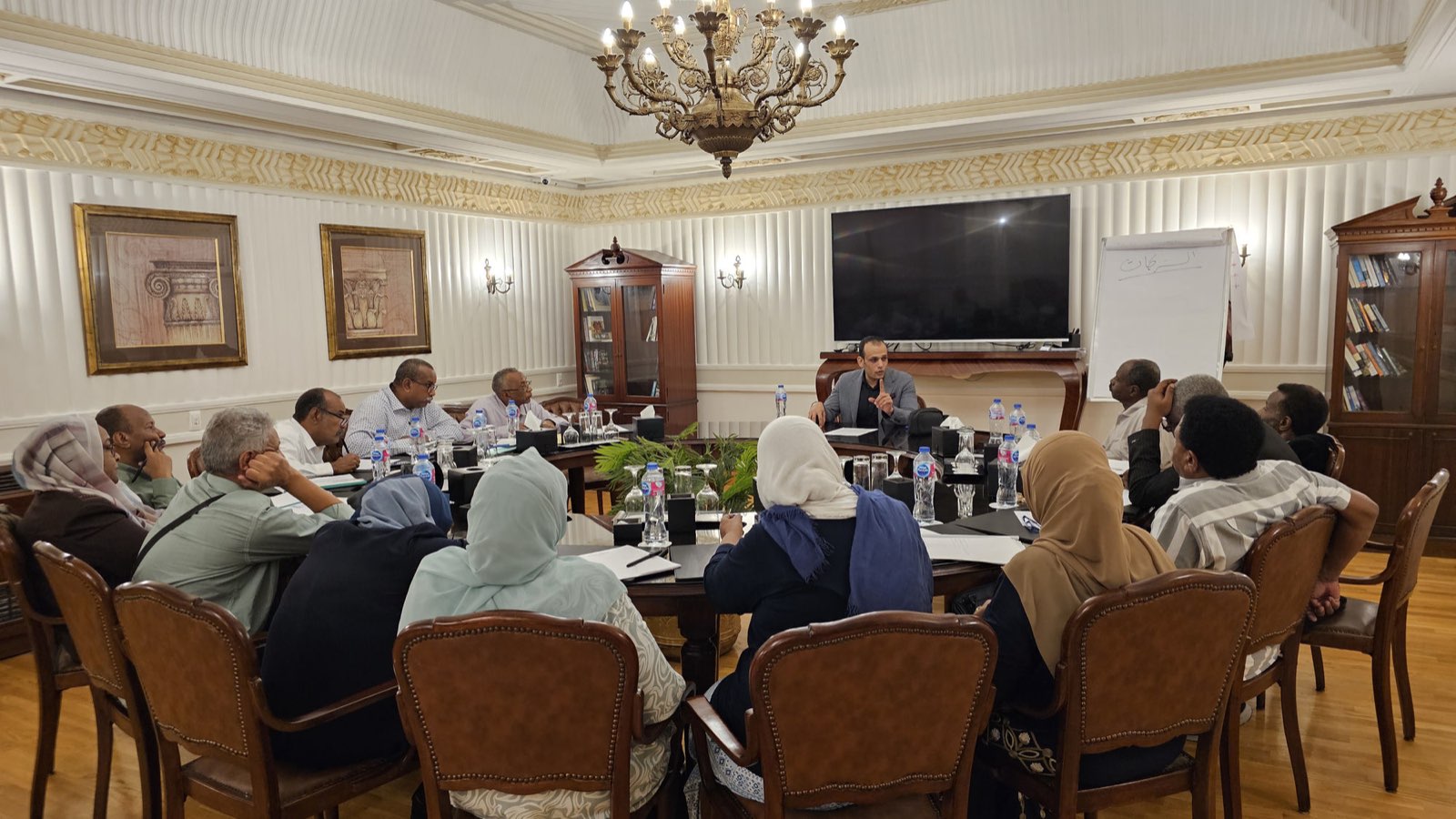 د. عصام حامد خلال ندوة قانونية لشرح اللائحة التنفيذية لقانون لجوء الأجانب